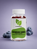 Transparente Flasche mit Löwenmähne + Vitamin B6 Blaubeer-Gummies, umgeben von frischen Blaubeeren.