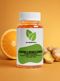 Transparente Flasche mit orangefarbenen Kurkuma & Ingwer Gummies, daneben Ingwer und eine Orangenscheibe.